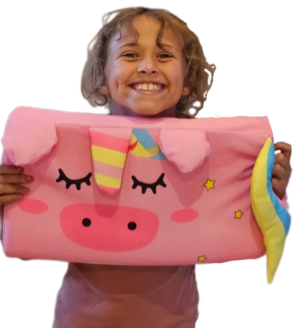 Enfant heureux avec son coussin licorne
