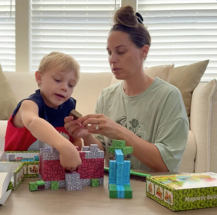 Maman et son fils construisent un monde pixelisé avec les blocs magnétiques