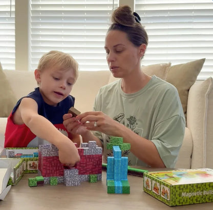 Maman et son fils construisent un monde pixelisé avec les blocs magnétiques