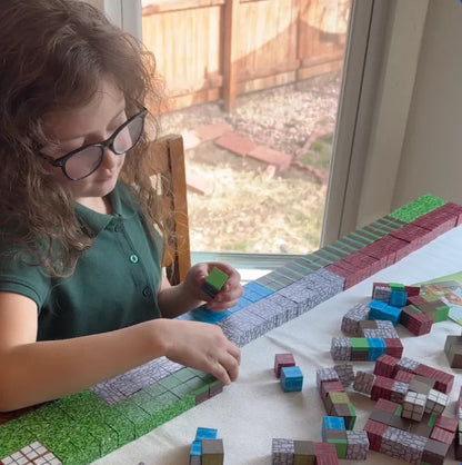 Petite fille qui assemble des blocs magnétiques sur la table