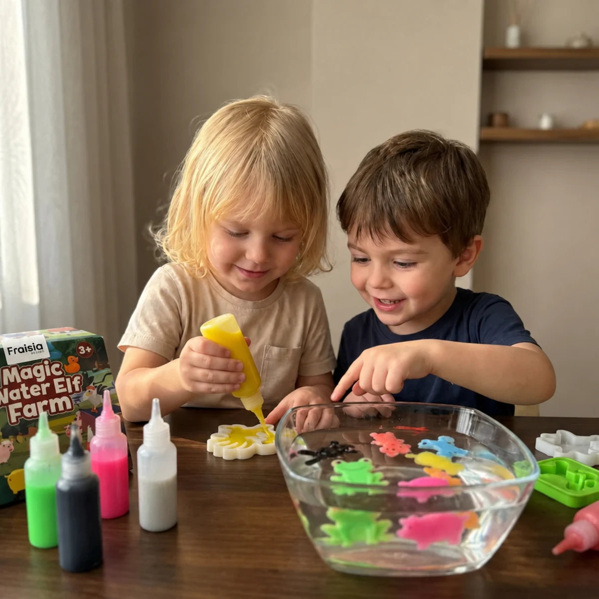 Deux enfants remplissent les moules de la ferme avec les gels colorés