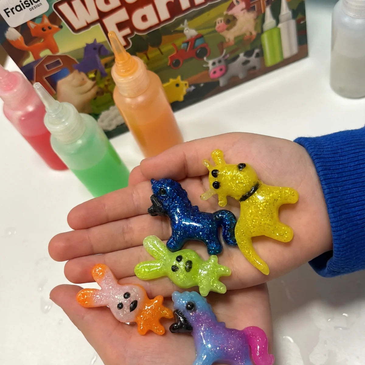 Squishies pailletés de la ferme dans la main d'un enfant