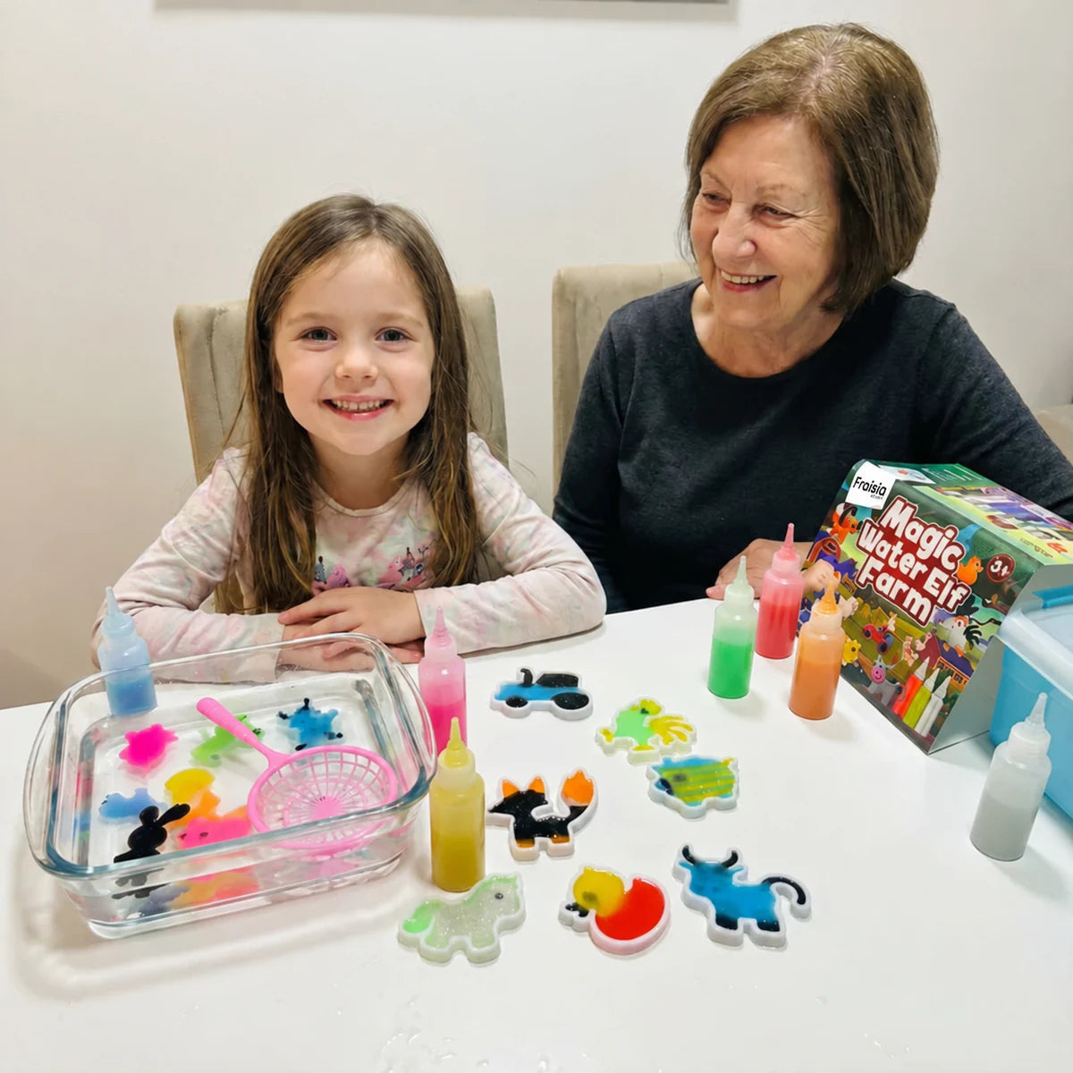 Une fillette et sa grand-mère avec le kit Magic Water Ferme