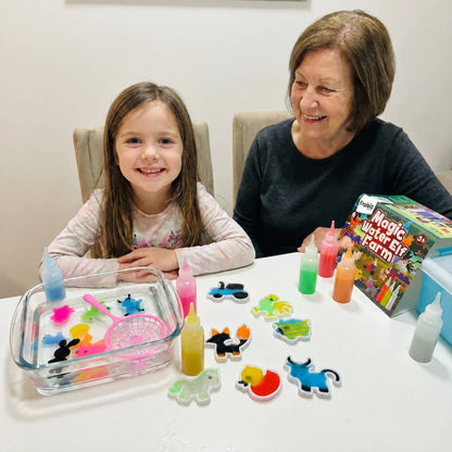 Une fillette et sa grand-mère avec le kit Magic Water Ferme