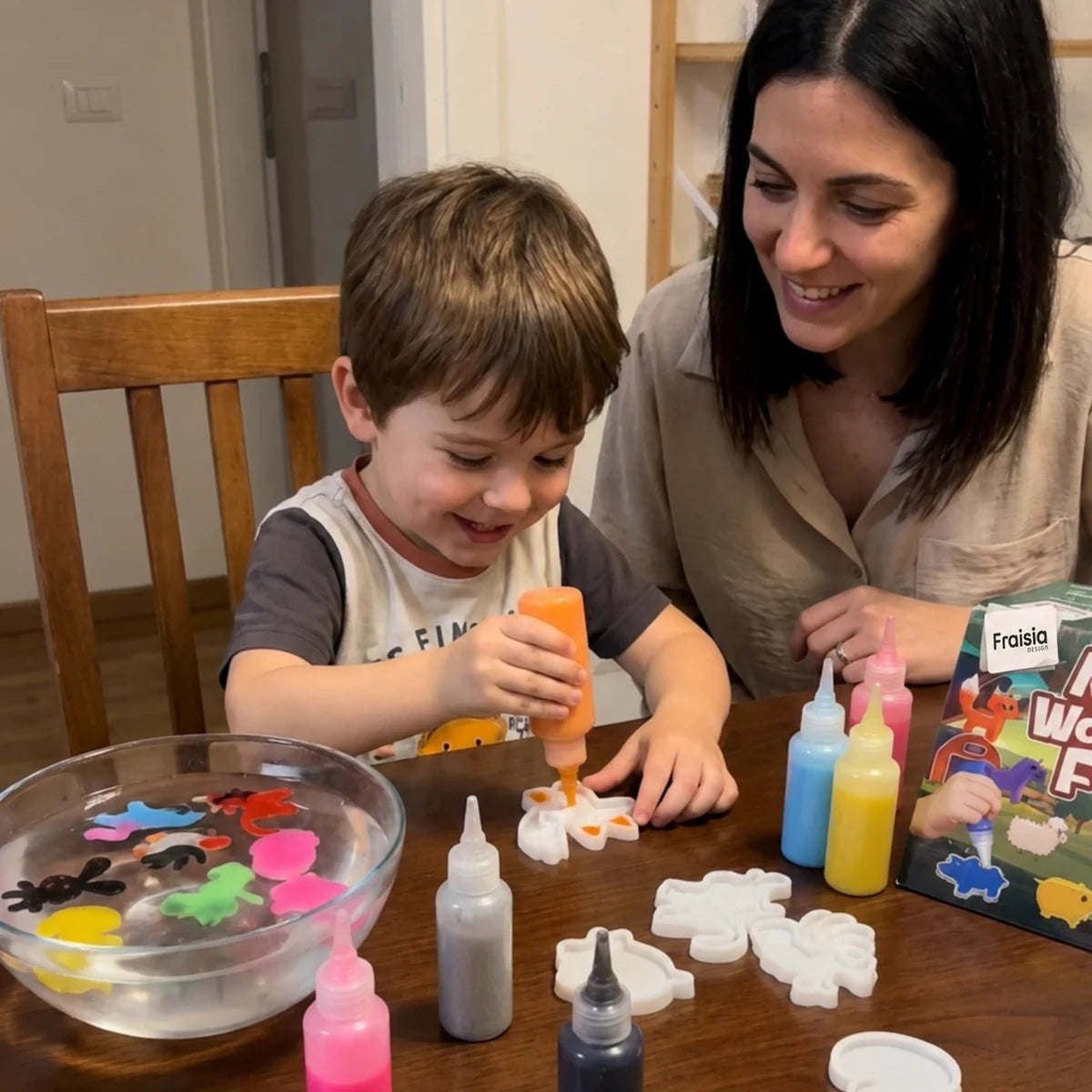 Un enfant crée son squishy de la ferme avec sa maman