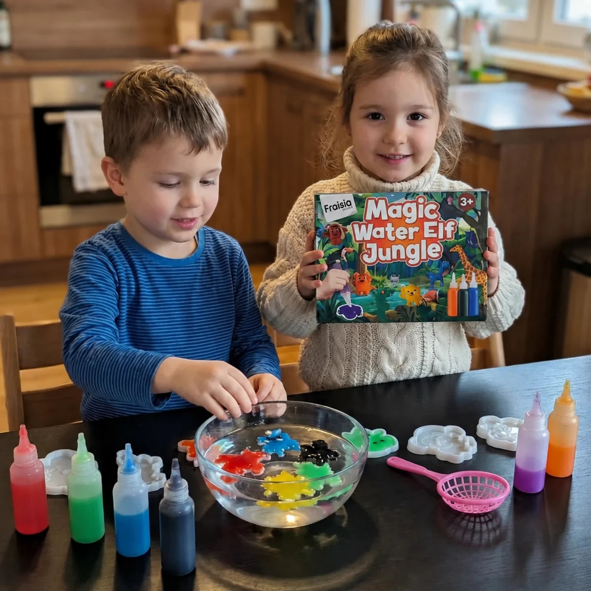 Deux enfants présentent le kit Magic Water Jungle