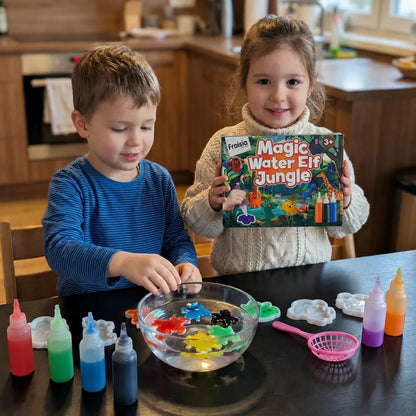 Deux enfants présentent le kit Magic Water Jungle
