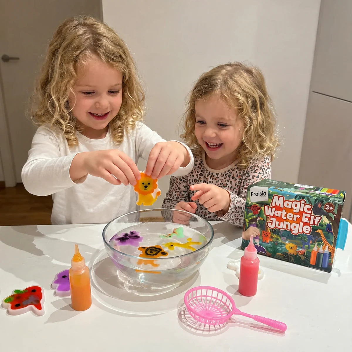 Deux sœurs ravies de leur lion en gel Magic Water