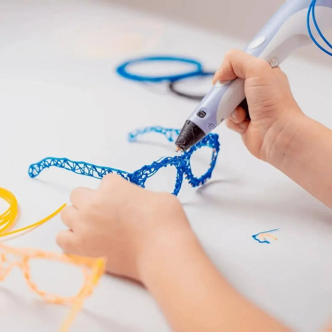 Lunettes dessinées en 3D avec le stylo et ses filaments colorés