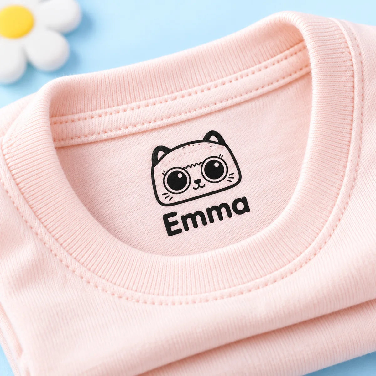 Prénom Emma tamponné à l'intérieur d'un t-shirt rose